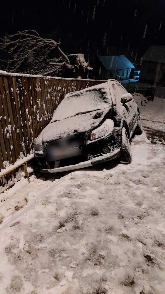 Accident rutier la Curtea de Argeș. A intrat cu mașina într-o țeavă de gaze