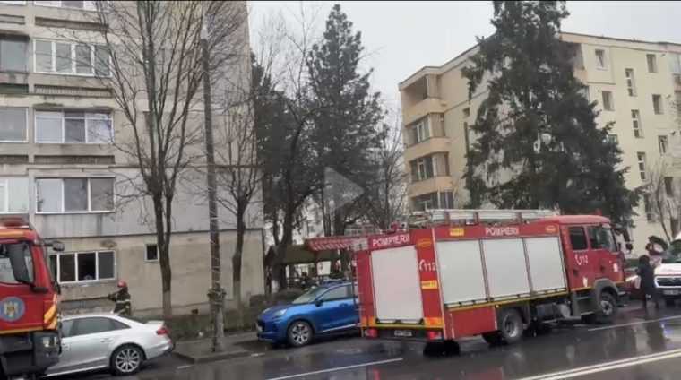 Video. Incendiu pornit de la o candelă. Persoane evacuate dintr-un bloc din Pitești