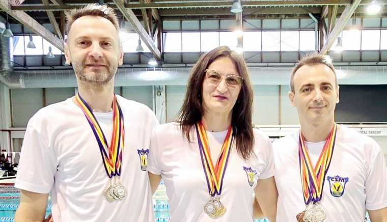 Medalii pentru sportivii secţiei de înot masters de la CSM Piteşti
