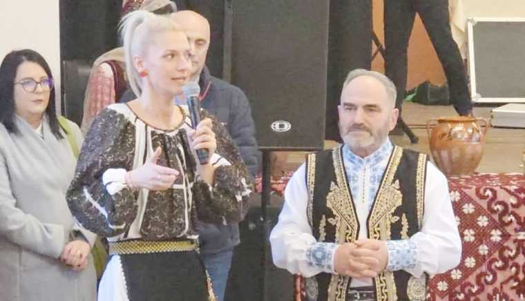 Alina Gorghiu, în costum popular la Hora Satului de la Rociu