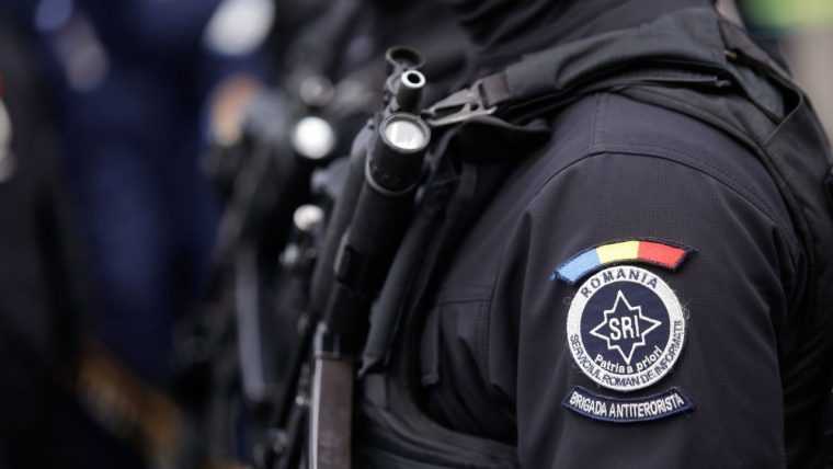 Un fost pompier s-a dat fals ofițer SRI și a obținut 20.000 euro promițând joburi la SMURD și SIE