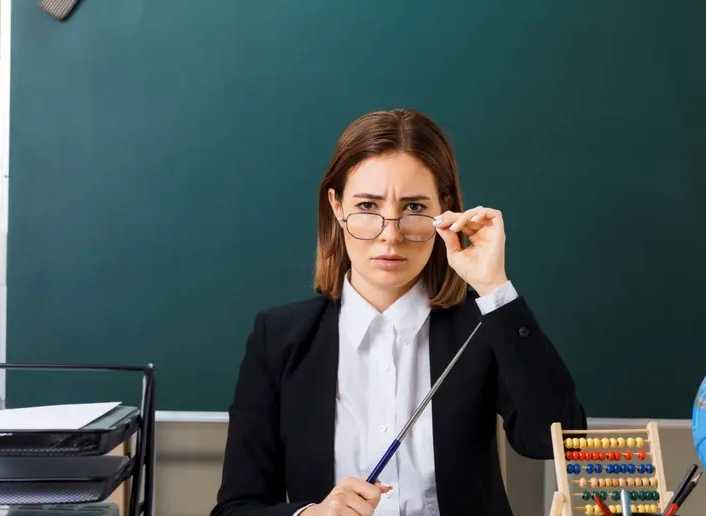 Nu există nicio interdicție a C.E pentru acordarea primei de carieră didactică!