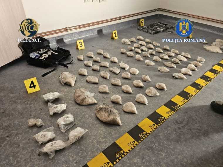 Video-Pitești. Alte 10 kg de droguri „la borcan”, dezgropate în dosarul celor trei traficanți