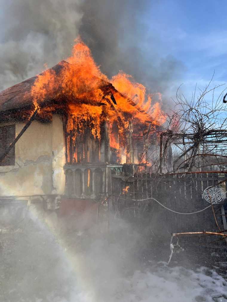 Video. Incendiu violent în Argeș, la Stolnici. Casă în flăcări