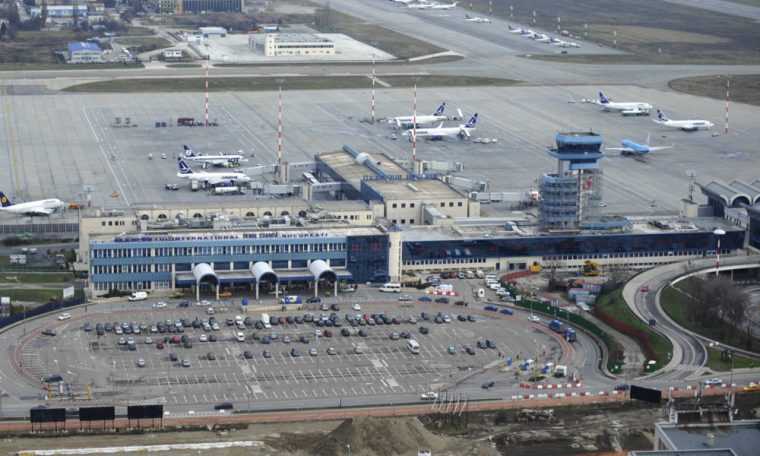 Flagrant pe Aeroportul Otopeni: polițist prins când taxa șoferii ca să închidă ochii la controale