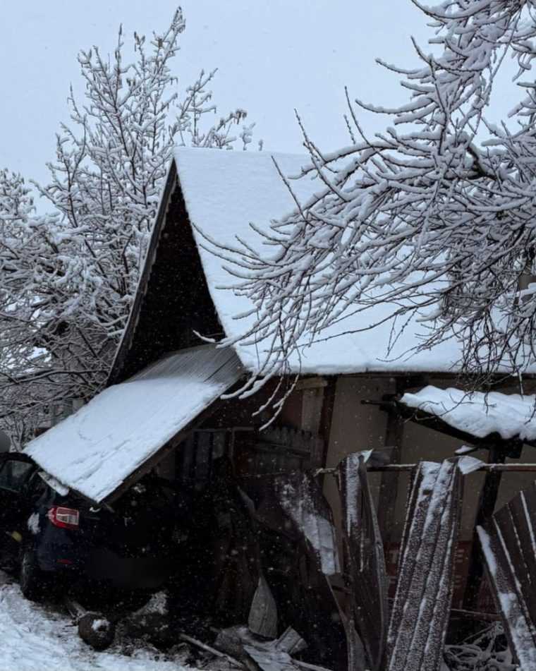 O mașină a ieșit în decor la Coșești, cu pagubă la casa omului