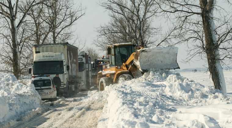 Zeci de drumuri blocate din cauza viscolului. A fost emis cod galben pentru 16 județe