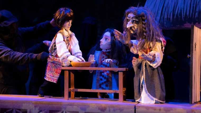 Păpuși mici și uriașe, în spectacol la Pitești