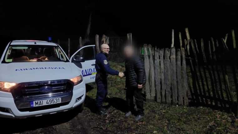 Video. Reacție promptă a jandarmilor argeșeni. Bărbat de 70 de ani, ajutat să ajungă acasă