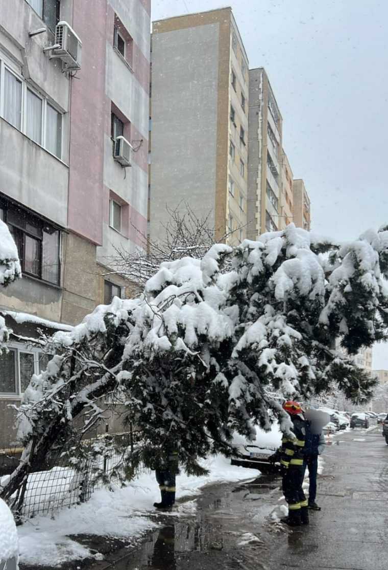 Pitești. Vremea rea le dă de lucru pompierilor