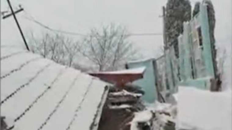 79 de gospodării izolate în urma ruperii unui drum comunal