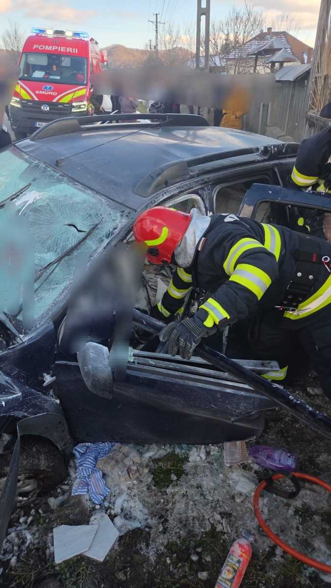 Video. Accident mortal în Argeș. Mașină răsturnată, victimă încarcerată