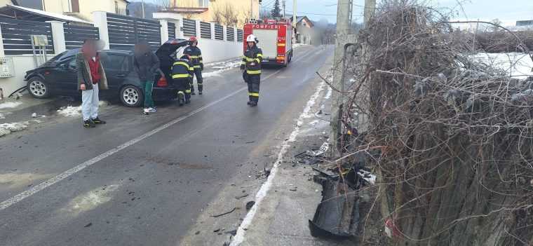Accident în Argeș, la Mărăcineni. Trei persoane, preluate de echipajul medical