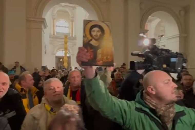 Zeci de susținători ai lui Călin Georgescu au intrat în Curtea de Apel București