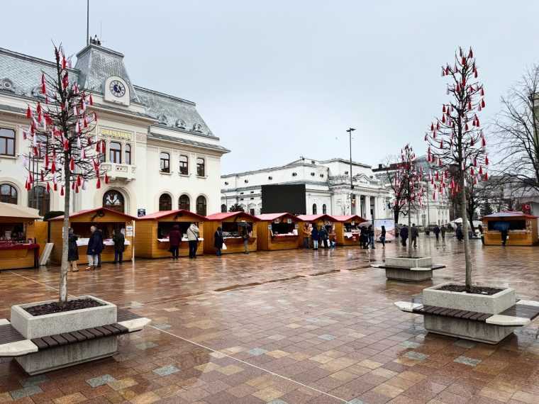 Târgul de mărțișoare s-a deschis în Piața Primăriei Pitești