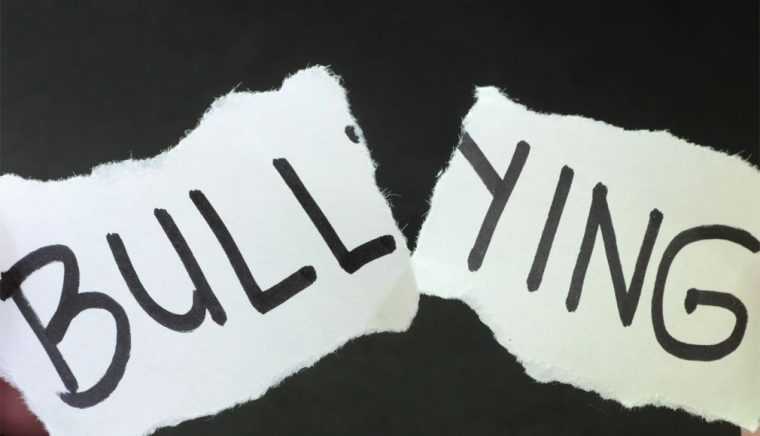 Campania „Fără bullying în şcolile argeşene”. Plicuri oferite gratuit elevilor pentru a semnala violenţa