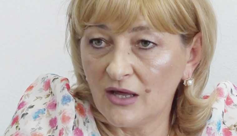 În timp ce îl lăuda pe avocatul Florin Sabie, pe managera Spitalului Câmpulung a furat-o condeiul