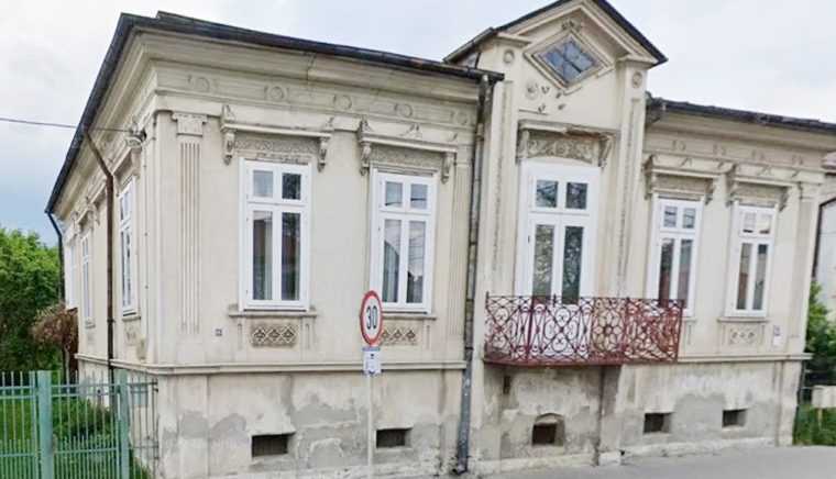 Parte dintr-o clădire monument din Câmpulung, scoasă la vânzare pentru 10.000 de euro