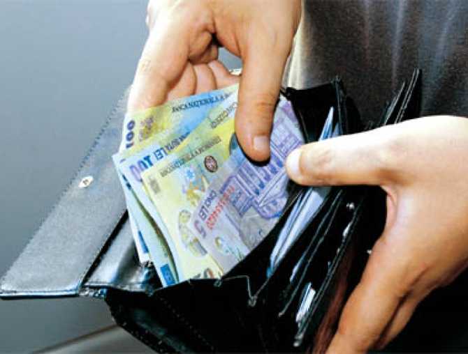 Un piteștean a furat o borsetă cu 2.000 lei și un card de pe care a scos bani