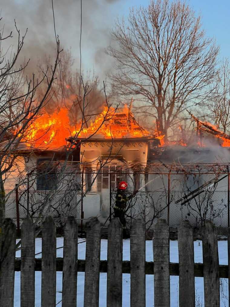 Incendiu în Argeş, la Rociu. Două butelii, evacuate la timp