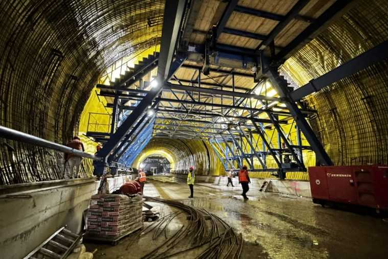 Viscol, ninsori și aproape 800 de oameni pe șantier. Tunelurile de pe autostrada A1 avansează non-stop în sectorul Margina-Holdea