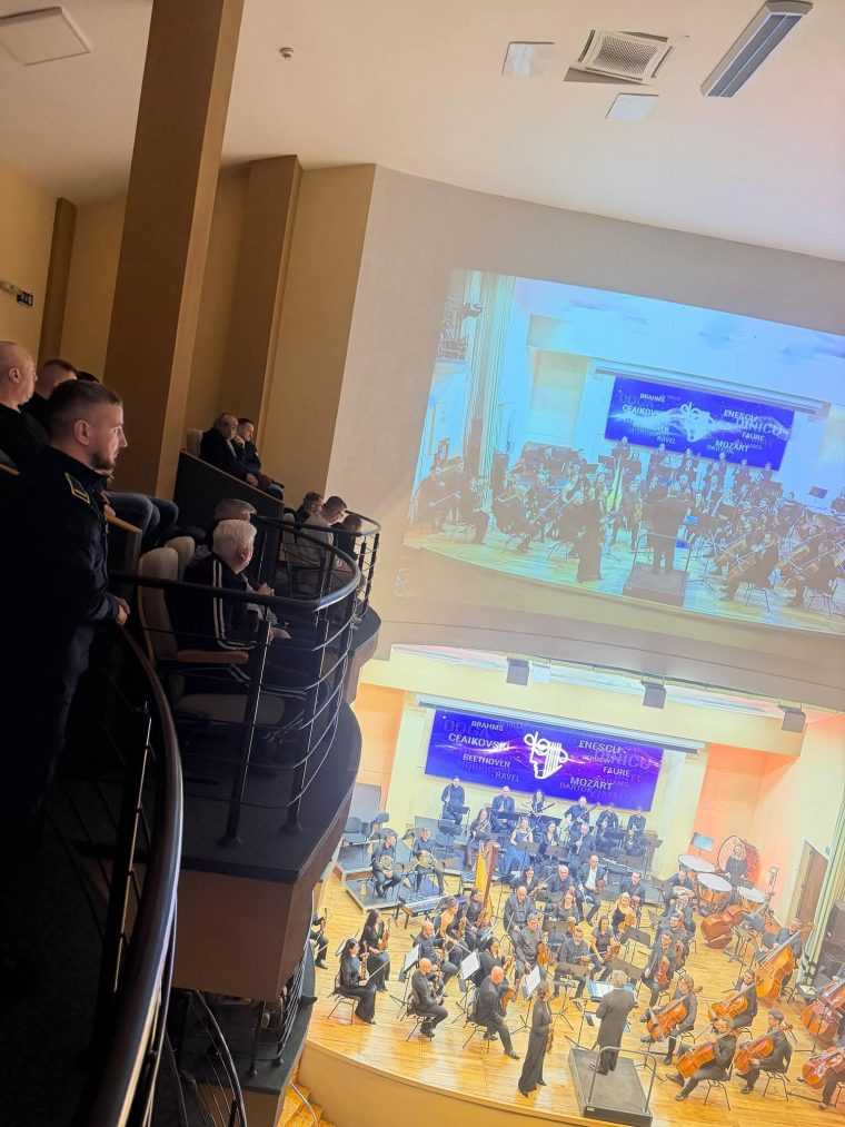 Deținuții de la Mioveni au asistat la concertul violonistei Sarah Nemțanu