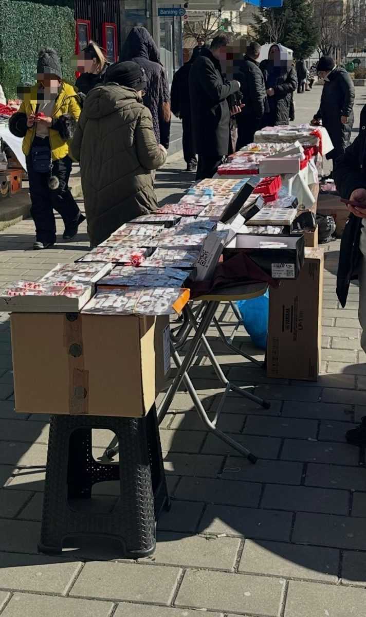 Vindeau mărțișoare în Pitești fără documente legale. Polițiștii au dat amenzi