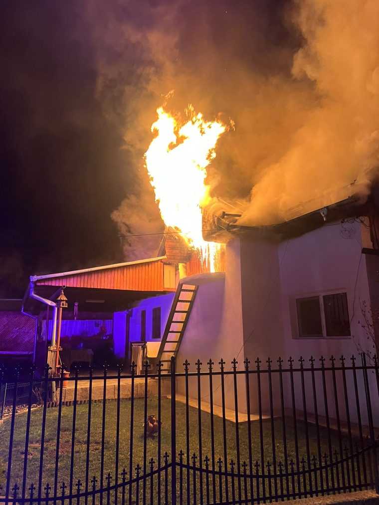 Pompierii s-au luptat trei ore cu focul în Călinești