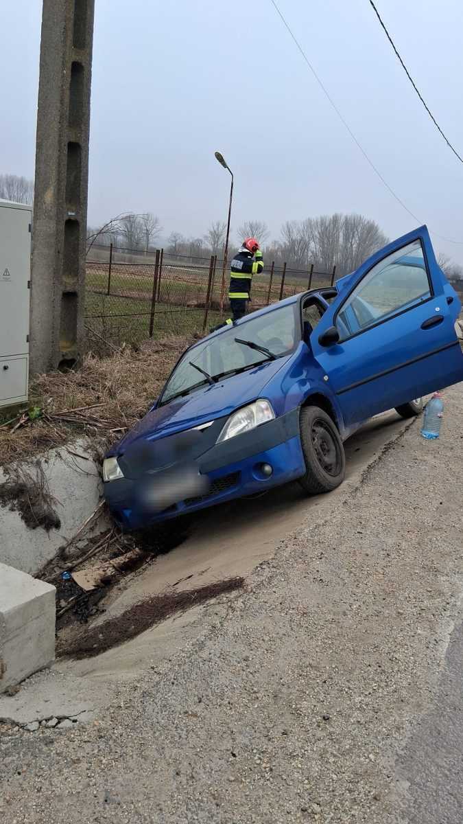 Argeș. A intrat cu mașina în șanț