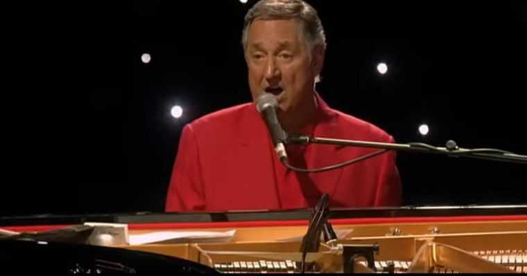 Neil Sedaka, cântăreţul şi compozitorul a zeci de hituri din anii ’60 şi ’70, a murit la vârsta de 86 de ani