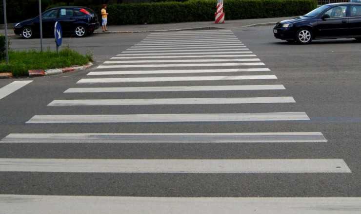 Două tinere, lovite pe trecerea de pietoni de un șofer de 84 de ani