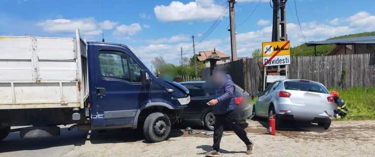 Accident în Argeș cu trei mașini. Doi răniți, luați cu ambulanțele