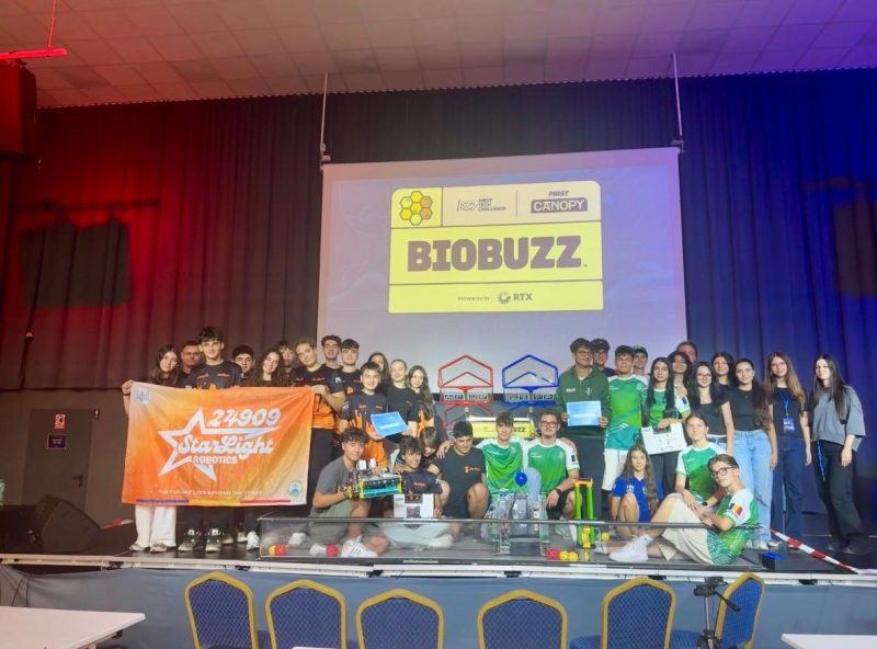 Poza cu premiul si toata echipa